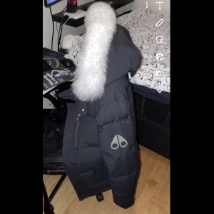 moose knuckles jacka - Bilden är så pågrund av att Plick zoomar in bilderna man har tagit så va tvungen och zooma ut för att man ska se hela jackan.  Men iallafall den här är fake men väldigt bra kvalite och design. Utan på jackan ser man inte att den är fake