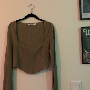 Nakd s/m - Aldrig använd, långa ärmar, snygg urringning 