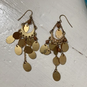 Guldiga örhängen 70tal - Används mycket då de e gamla men  bra skick 