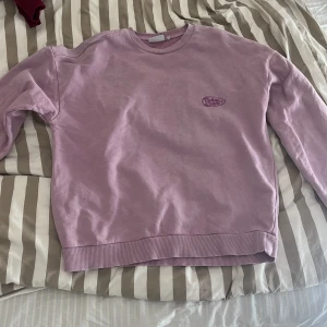 Rosa tjocktröja från junkyard - En tjocktröja ifrån junkyard i storleken M