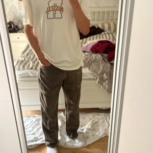 Manchester byxor ifrån Urban outfitters - Ett par Baggy Manchester byxor i storleken L