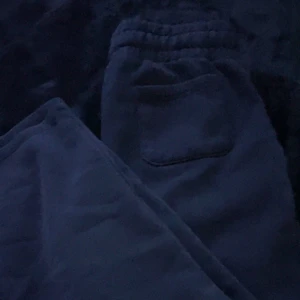 Lågmidjade mjukis byxor  - De är mer svarta än på bilden. Lågmidjade. Storlek S men passar Xs.