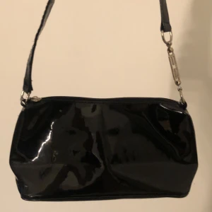  Svart väska - Superfin glansig svart väska👜I bra skick! Har väldigt få repor🖤