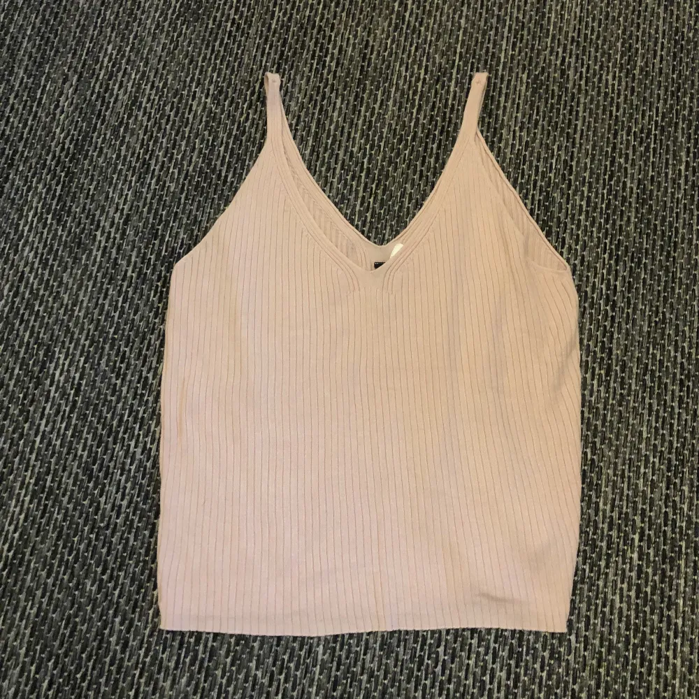 Rosa ribbat linne från H&M storlek M. Bra skick! 30kr + 30kr frakt :). Toppar.