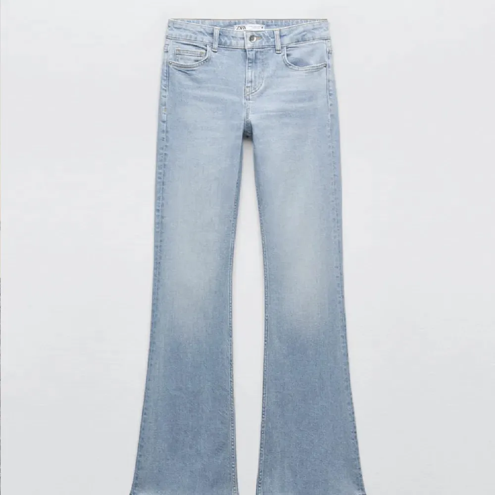 Säljer mina zara jeans som är helt slut sålda på deras hemsida. Inebensmått 82💕 hör av dig vid frågor . Jeans & Byxor.