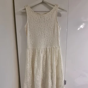 Vit klänning  - Använd 1 gång
