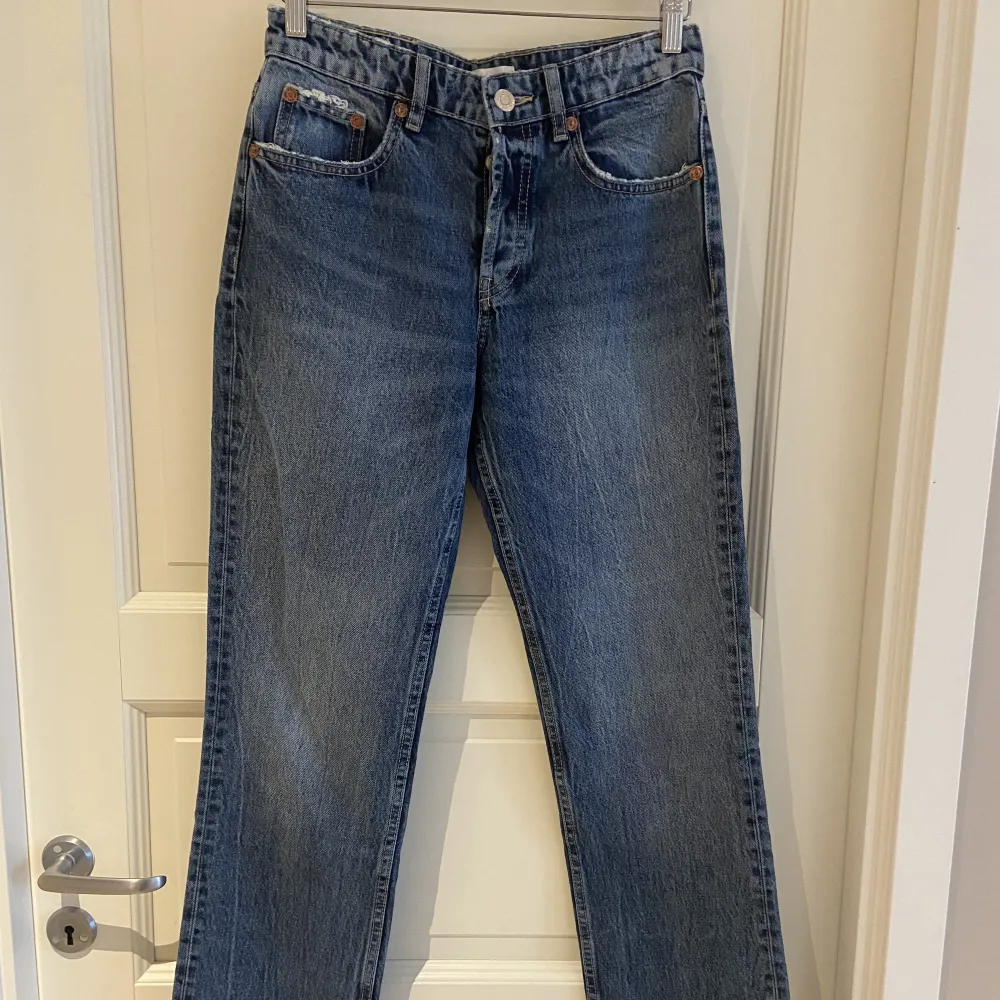 Lågmidjade jeans ifrån Zara, stl 36 (S), knappar istället för gylf. Passar mig längdmässigt och är 1,70 cm lång.. Jeans & Byxor.
