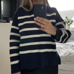Randig stickad tröja💓 - Säljer denna supersköna stickade tröja från Zara i storlek M då den inte kommer till användning. Fint skick då den knappt använts, men lite nopprig. Nypris 399💓