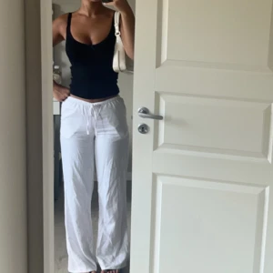 Lågmidjade linnebyxor - Super snygga linnebyxor från H&M som slutsålda! Dom bra skick använt få antal gånger! Säljer då jag ej trivs i lågmidjat! Köparen står för frakten 