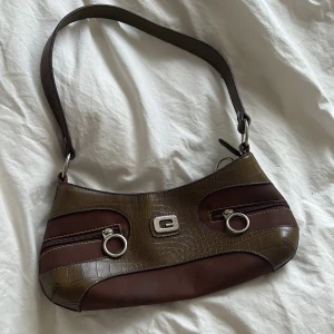 Väska - Säljer denna väska i jättebra skick. Den är köpt second hand i första hand. Köp direkt i appen för 100kr eller buda i dm