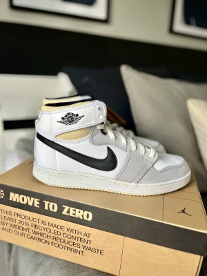 Jordan AJKO 1 - Säljer ett bad Jordan 1 AJKO Retro White and black Grey fog.   Aldrig använda. Lappar och allting kvar. Storlek 46.  Kartong och allting till. Köpare står för frakt. Deadstock.