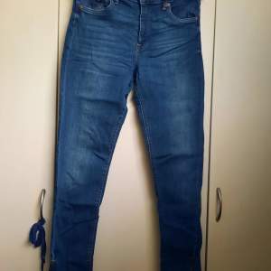 Blåa &Denim (H&M) Jeans  Regular waist, skinny ankle  Mycket bra skick, liksom nya  Storlek 31 (CN 170/ 78A)
