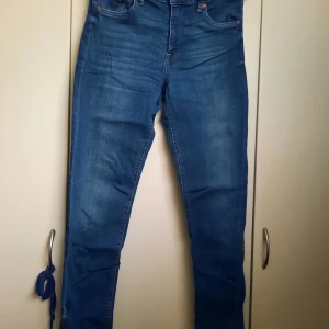 &Denim blå Jeans - Blåa &Denim (H&M) Jeans  Regular waist, skinny ankle  Mycket bra skick, liksom nya  Storlek 31 (CN 170/ 78A)