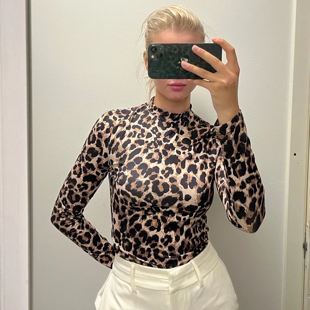 Jättecool turtleneck tröja med leopard print! Aldrig använd i strl S! Skriv för fler bilder❤️❤️. Tröjor & Koftor.