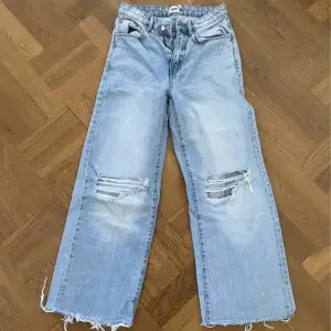 Super fina utsvängda jeans från Lager157 i strl S, aldrig använda.