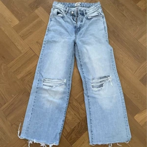 Jeans - Super fina utsvängda jeans från Lager157 i strl S, aldrig använda.