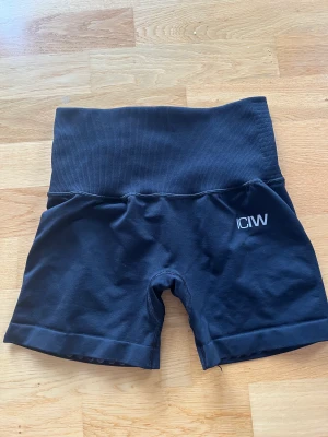 Träningsshort ICIW  - Endast provade. Storlek S. Normal storlek. Ficka bak. Silikon vid benen så de glider inte upp. Lagom längd och passform. 