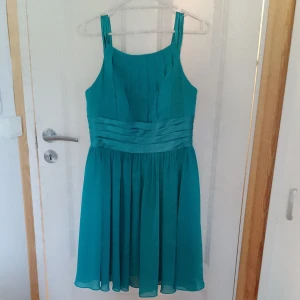 Klänning blågrön - Är i bra skick. 100% polyester 
