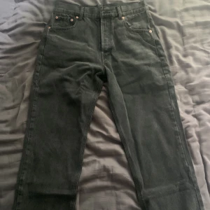 Svarta Levi’s jeans W30 L32 - Säljer nu mina jeans p.g.a dom var för små för mig. Dom är helt nya och oanvända. Priset kan diskuteras.