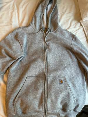 Carhartt workwear hoodie i grå, storlek M (fits L), helt ny använd tre gånger.