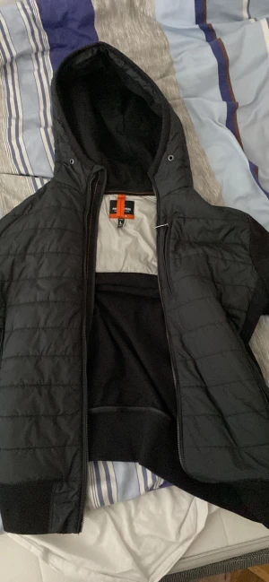 Parajumper fleece - Jackan är äkta, det finns en qr lapp i jackan som visar att den är äkta. kan skicka bild på qr koden