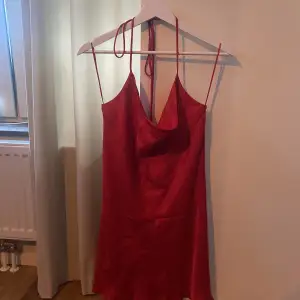 Röd klänning i silke från Zara. Knyte runt halsen som man kan justera själv. Aldrig använd. 