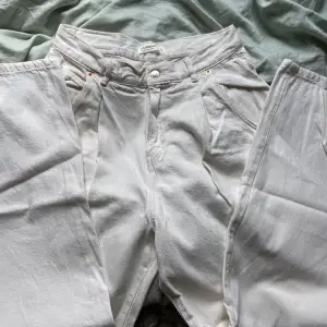 Beige/vita jeans från Pull&bear.