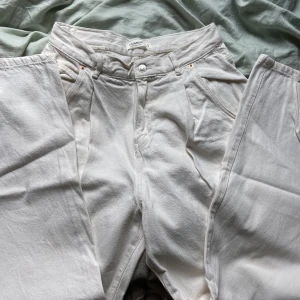 Jeans - Beige/vita jeans från Pull&bear.
