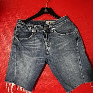 Jeans Short Levis - Sliten jeansshorts från Levis. Perfekt med cowboy boots 👢 🤠 