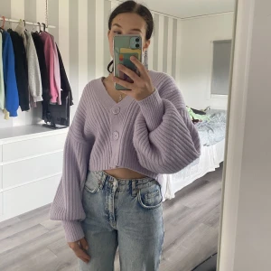 Stickad kofta från Gina Tricot  - Säljer denna lila superfina koftan ifrån Gina Tricot i storlek Xs då den tyvärr inte används. Den är i jättefint skick! Hör av dig för fler bilder eller frågor!