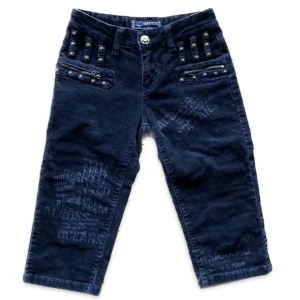 3/4 shorts med detaljer - Så coola 3/4 shorts med så nice detaljer. Tyvärr försmå för mig;( inte sätt några defekter. 34cm i midjan ( mätt rakt över) och 39cm i innerbenslängd.