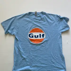Säljer denna superfina tshirten med trycket ”Gulf” i storleken M. Finns att hämta upp i Stockholm o kan också fraktas.