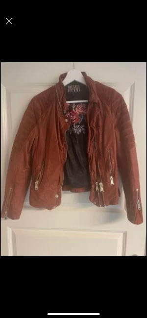 Jofama skinnjacka  - Skinnjacka från Jofama i roströd färg, blandning av skinn och mocka 