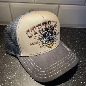 Stetson keps - Nästan helt nu Stetson keps från hatstore men jag gillade inte den så mycket till min stil men bara hör av er vid intresse👍🏼