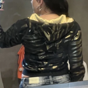 Söt ed Hardy zipup - Ed Hardy zip up som tyvärr är för kort för mig. Köpte från vinted och har små fläckar här och var från tidigare ägaren men själv tycker jag inte de syns så mycket! Bara skriva för fler bilder 