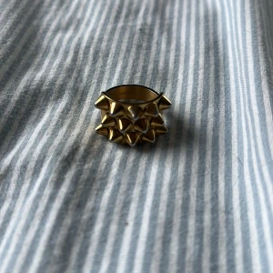 Edblad ring - Edblad ring guld, tappat lite guldfärg på undersidan och lite uppepå nitarna men inget man tänker på, storlek 16.80💕