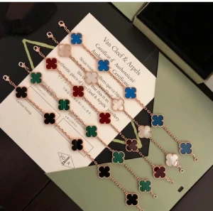 Van cleef armband och halsband  - Van cleef armband och halsband säljes, gjord av bra material. Rostfritt stål också såklart. Hör av er vid funderingar!   Armband:400kr Halsband:600kr Paketpris:800kr