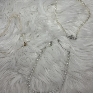 Pärlhalsband - 3 olika pärlhalsband. Ena e vivienne westwood inspirerad. Typ aldrig använda. 70kr styck eller 150kr för alla 3.