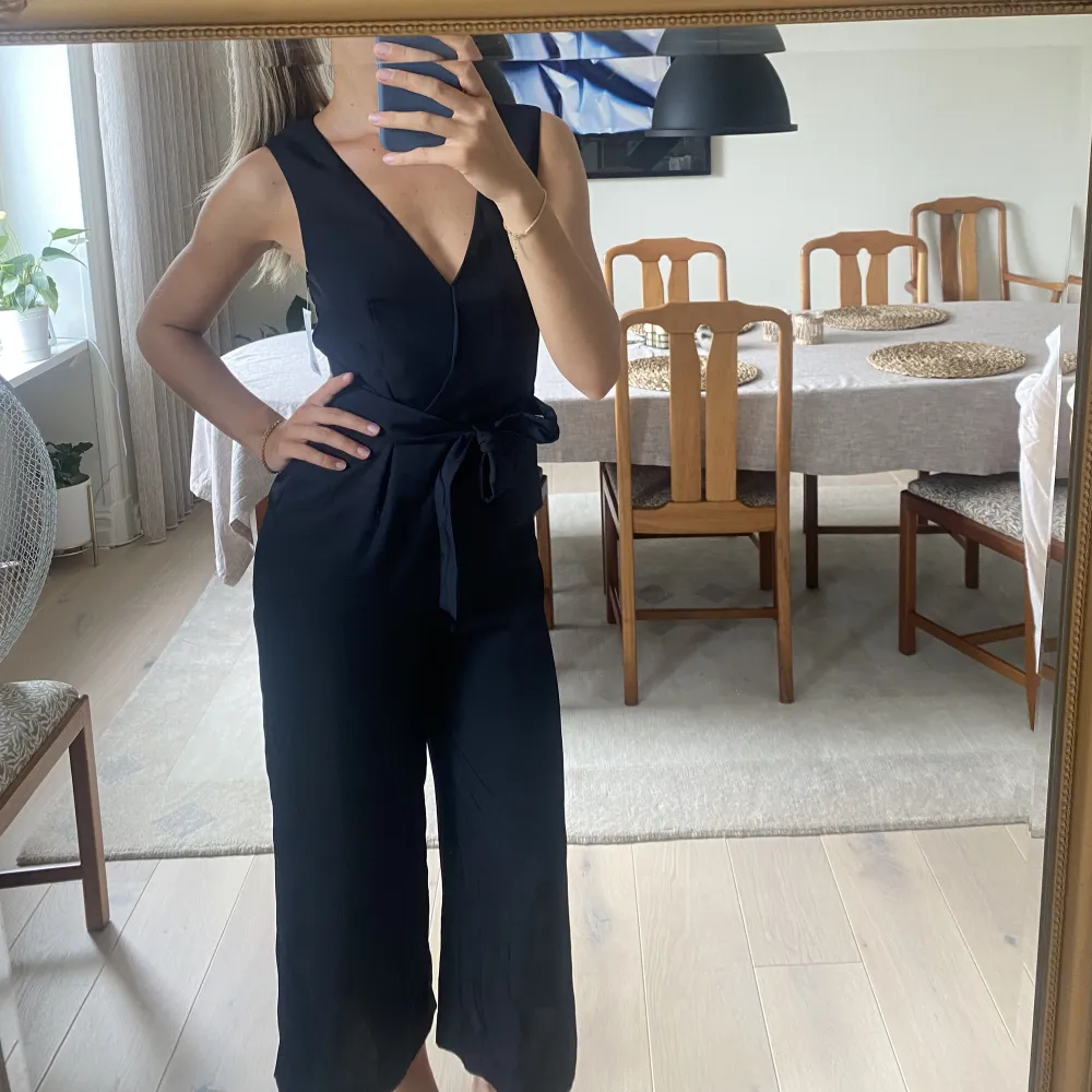 Svart jumpsuit med knyte i midjan, något kort i benen för mig som är 169 cm. Aldrig använt💕 . Klänningar.