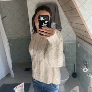 Stickad tröja från VILA - Säljer denna fina stickade från Vila💕 Så skön och snygg! Köptes för 800kr, säljer den för 400kr men priset går att diskutera! Inte så mycket använd. Oversized. Jag har egentlgien S! Men denna e så snygg i större storlek! Hör av er vid frågor❣️