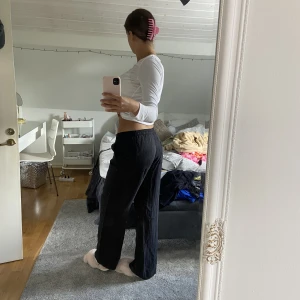 Linnebyxor Zara - Svarta linnebyxor från Zara med fickor i bak! Super fina men känner att dom inte riktigt passar mig!  Är skrynkliga på bilden då dom bara ligger i min garderob.. 300kr och de är dina 💗storlek XS men passar även till S och M! 