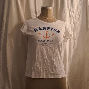 Vit tshirt  - Vit tshirt i fint skick. Str 44/46. Pris är diskuterbart vid snabb affär. Vid frågor skicka pm. 💖