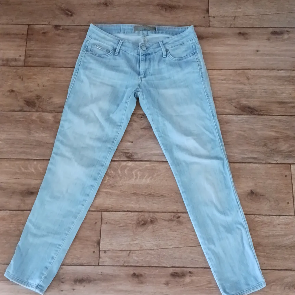 Ljus blåa jeans i storlek 36 från Zara i fint skick.. Jeans & Byxor.