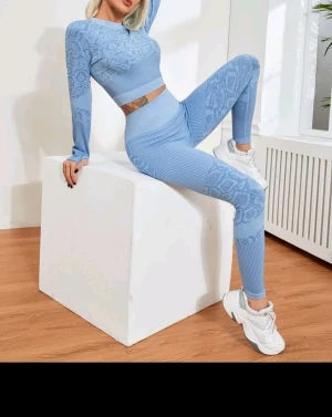 Träningsset träningsställ blå snake ormskinn ribbat ribbed scrunch bubble - Säljer ett vrålsnyggt träningsset i stl small. Ljusblå ormskinnsmöster. Scrunchad i rumpan så det blir bubblebutt 🍑 Så snygg färg. Hål för tummarna i toppen. Bitvis ribbat material.Väldigt smickrande för figuren 👏 Unna dig.