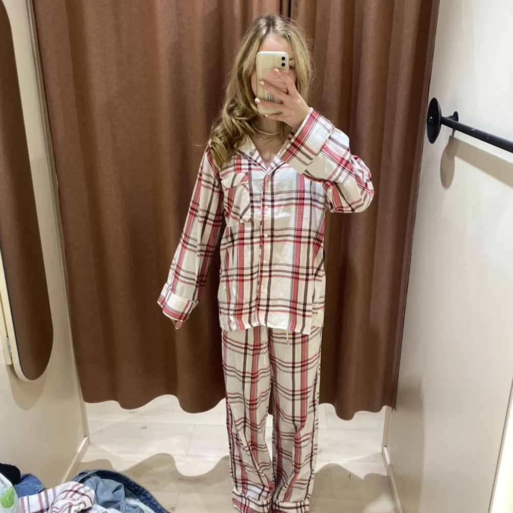 Superfin rutig pyjamas skjorta från Gina! Bra skick 🫶🏼  Byxorna är redan sålda 😊 . Tröjor & Koftor.