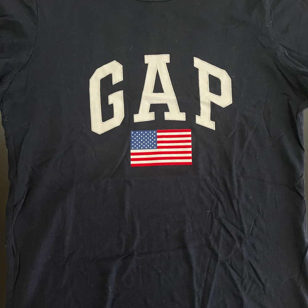 Säljer en jättefin basic tröja från GAP!  Marinblå med tryck, strl S.  Säljer pga kommer inte till användning längre:). T-shirts.