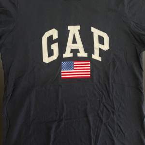 Säljer en jättefin basic tröja från GAP!  Marinblå med tryck, strl S.  Säljer pga kommer inte till användning längre:)