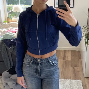 Cropped hoodie  - Cropped hoodie från HM i storlek M, sitter som S/M