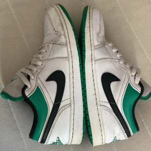Nike air Jordan low - Tjena nu säljer jag ett par Jordan 1 low white lucky green hör av er om frågor och dom är såklart äkta!