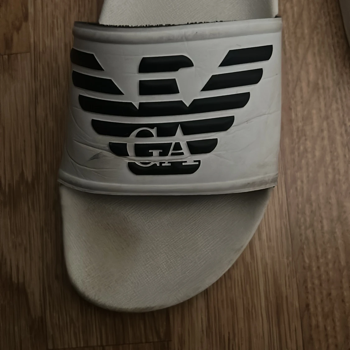 Säljer ett par Armani tofflor  - 90